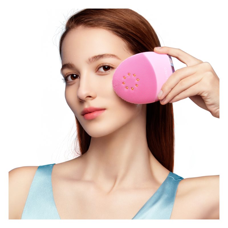 FOREO Luna™ 3 Plus sonic cleaning device with thermal function and firming massage