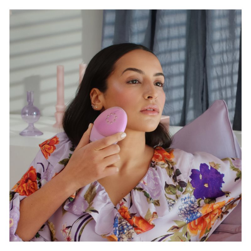 FOREO Luna™ 3 Plus sonic cleaning device with thermal function and firming massage